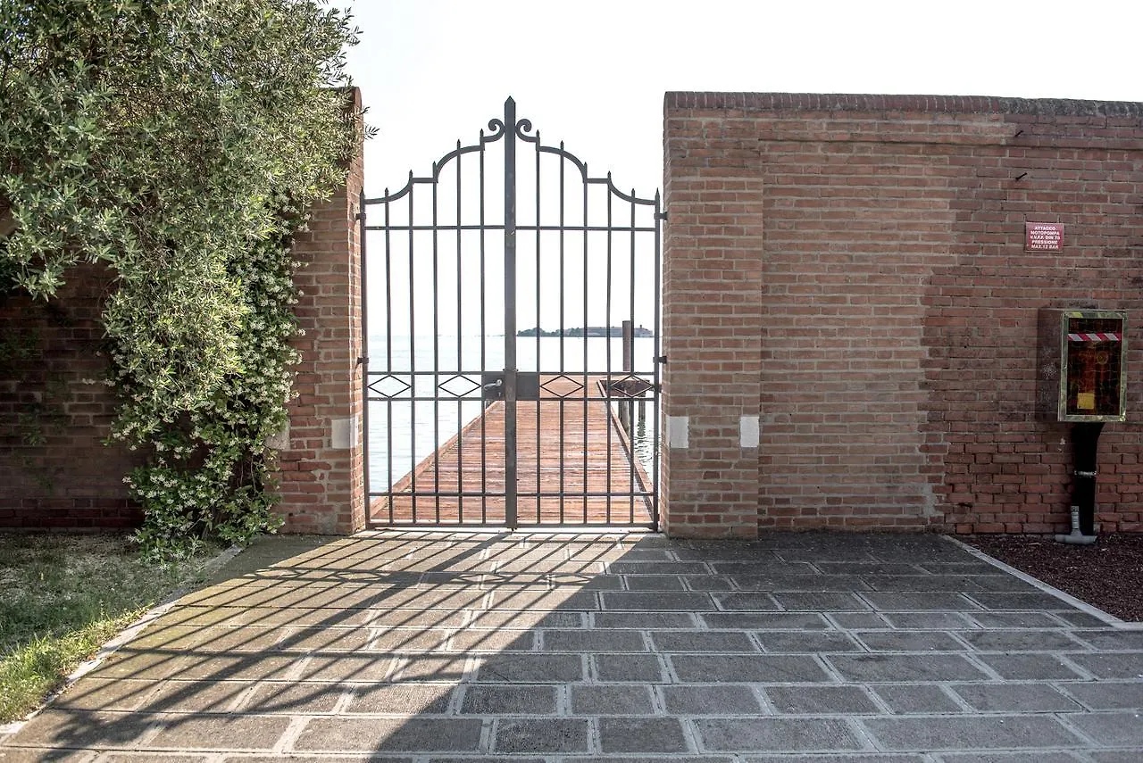 Отель Isola Di San Servolo - Centro Soggiorno Венеция